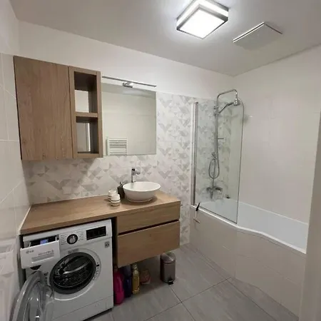 Apartment Kmetova So Sukromnym Parkovanim Zdarma, 5 Min Peso Do Centra